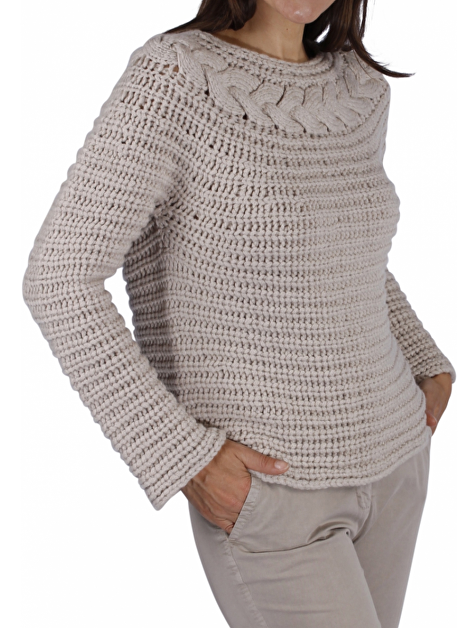 Pull handknit kabel over schouder