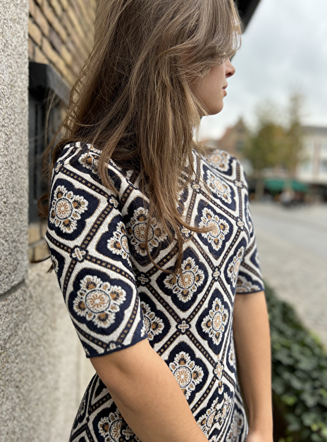 Jurk gebreid turtle camel blauw dessin