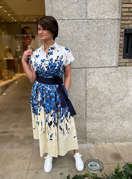 jurk kapmouw wit met blauw beige dessin wijde rok