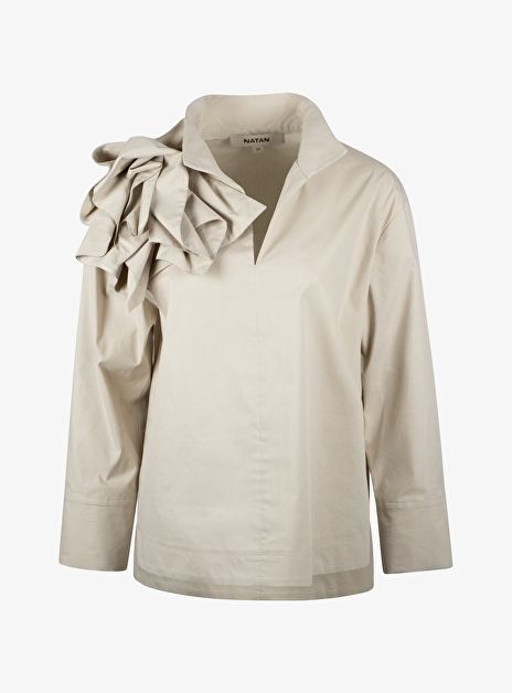 Top clair beige met broche