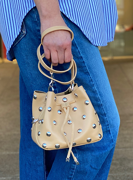 Tas bucket leder camel met zilverkleurige studs