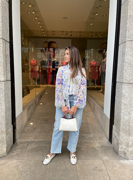 Blouse offwhite blauw roze met strik