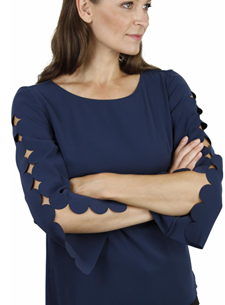 Top marine met golvende uitsnedes